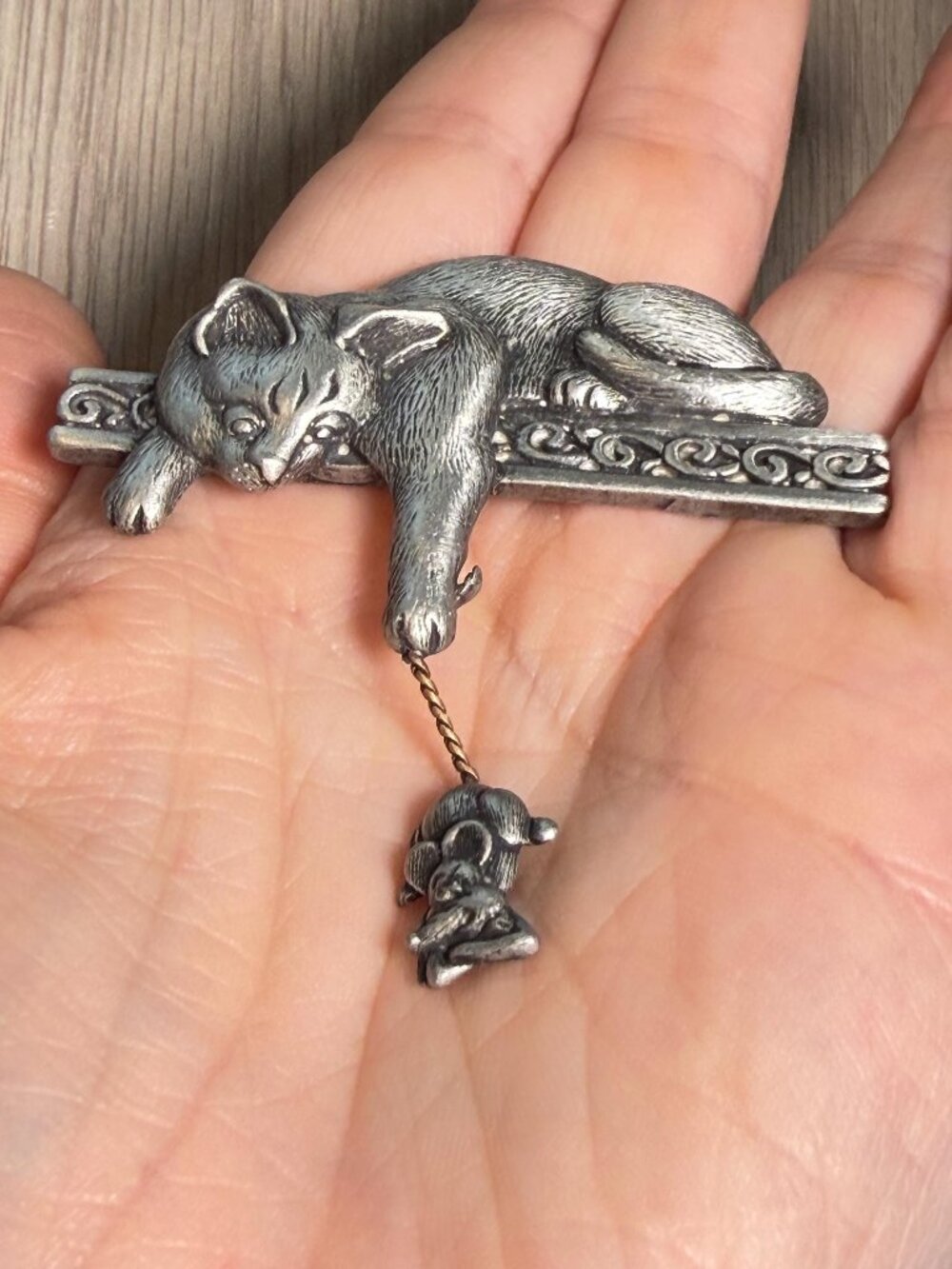 JJ Vintage Sleeping Cat Brooch Dangling Mouse Charm Shelf Pin 2.5” - Picture 3 of 9